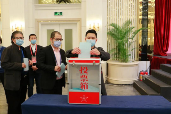 中國(guó)演藝設(shè)備技術(shù)協(xié)會(huì)第七屆第一次會(huì)員代表暨第一次理事會(huì)議在廣州成功舉辦。祝賀恩平市海天電子科技有限公司成為中國(guó)演藝設(shè)備技術(shù)協(xié)會(huì)第七屆常務(wù)理事單位。